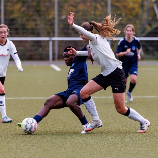 ⚽️ 𝗥𝗲𝗴𝗶𝗼𝗻𝗮𝗹𝗹𝗶𝗴𝗮 𝗪𝗲𝘀𝘁 #𝗙𝗙𝗖𝗕𝗠𝗚
Wer tatsächlich meint, Frauenfußball wäre uninteressant, der war noch nie beim FFC 😂
Spieltag 15 - Heimspiel
Das Spiel unserer Frauen begann direkt mit einem Wachmacher … Hannah Klokkers traf in der 3. min den Pfosten, schade, es wäre der gewünschte Start gewesen.
Danach folgte eine emotionale Achterbahnfahrt 🎢.
Die Gäste gingen mit 0:2 in Führung, der FFC erzielte durch @senalukovic den Anschlusstreffer, doch noch vor der Pause erhöhten die Gladbacherinnen zum 1:3 mit einer direkt verwandelten Ecke.
Die Pausenansprache unseres Trainerteams zeigte spürbare Wirkung. Unsere Mädels kamen mit unbändigem Willen aus der Kabine, erzielten dann schnell durch Hjördis Nüsken @hjoenue den verdienten 2:3-Anschlusstreffer.
Es folgte ein Sturmlauf von 💙🤍 mit erfolgreichem Ausgang:
Jennifer Moses @_jenny.ms erzielte den 3:3-Ausgleich.
Nun wurde es wild:
Jenny Moses wird im Strafraum umgerissen, es gibt Elfmeter für den FFC, doch anstelle des Führungstreffers blieb es beim 3:3, da die Keeperin der Gladbacherinnen die richtige Ecke von Schützin Kathi Prinz @kathi_prinz_ ahnte und parierte.
Unbeeindruckt stürmte der FFC weiter, leider zweimal in aussichtsreicher Situation weil Abseits zurückgepfiffen …
… in der letzen Spielminute dann noch einmal ein starker Antritt von Jenny Moses über Rechts mit scharfem Pass ins Sturmzentrum … doch der Lucky Punch blieb aus.
Am Ende blieb es beim 3:3 … erschöpft sanken alle 22 Spielerinnen zu Boden … Punkteteilung am letzten Spieltag in 2025.
👊🏻 Glückwunsch unseren Mädels zum Punktgewinn, insbesondere nach dem 1:3-Halbzeitstand.
📸 @ric.baumert
@bele_construction_gmbh
@derbystar
@mcdonaldsde
@borussia_frauen
#frauenfussball #regionalliga #recklinghausen #mönchenglabach #team #heimspiel
