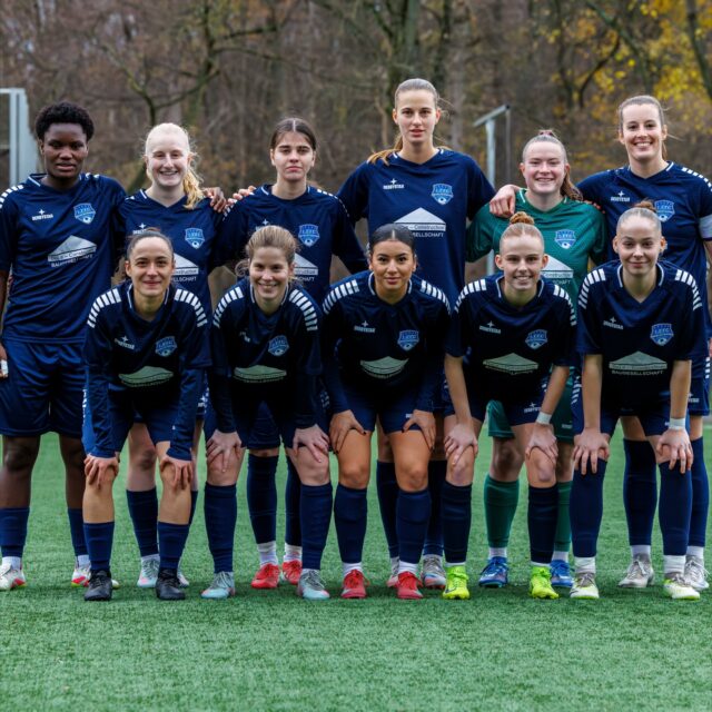 ⚽️ 𝗦𝗽𝗶𝗲𝗹𝘁𝗮𝗴 𝟭𝟰 #𝗞𝗢𝗘𝗙𝗙𝗖 ⚽️
Start in die #Rückrunde der Regionalliga-Saison 25/26
Unsere Frauen I mussten beim aktuellen #Tabellenführer und Aufstiegsaspiranten des 1. FC Köln U21 @fckoeln_frauen antreten. Anspruchsvoller konnte die Aufgabe nicht sein.
Es wurde eine sehenswerte Partie mit einem leidenschaftlichen FFC und spielstarken Kölnerinnen.
Unser Trainerteam Björn Sobotzki und Claudius Glania fand die richtige #Taktik und #Ansprache. Unsere Frauen standen defensiv stabil.
Trotz einer wirklich starken #Leistung musste sich unser Team am Ende mit 0:2 geschlagen geben.
Unglückliche Abseitsentscheidungen gegen den FFC verhinderten tatsächlich sogar eine blau-weiße #Überraschung …
Auf dieser sehr guten Leistung können unsere Mädels auf jeden Fall aufbauen und zuversichtlich in das nächste überaus wichtige #Heimspiel gegen die Zweitvertretung von Borussia Mönchengladbach gehen.
SO 07.12.2025
Anstoß 13:30 Uhr
in Leusberg
📸 @ric.baumert
#frauenfussball #regionalliga #1ffcrecklinghausen #1fcköln #auswärtsspiel #team #bele_construction_gmbh #derbystar #mcdonaldsde
@bele_construction_gmbh
@derbystar
@mcdonaldsde