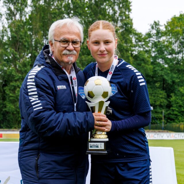 🏆 𝙁𝙁𝘾 𝙝𝙤𝙡𝙩 𝙙𝙚𝙣 𝙆𝙧𝙚𝙞𝙨𝙥𝙤𝙠𝙖𝙡 💙🤍

🔙 6:3 Sieg in einem sehr unterhaltsamen #Finale gegen Concordia Flaesheim @1_frauen_flaesheim 

Das war Werbung für den #frauenfussball im Kreis Recklinghausen. 9 Tore, viele Strafraumszenen, hoch und runter , mega Stimmung auf der Tribüne … 🔝

📸 @ric.baumert 

@bele_construction_gmbh 
@derbystar
@mcdonaldsde