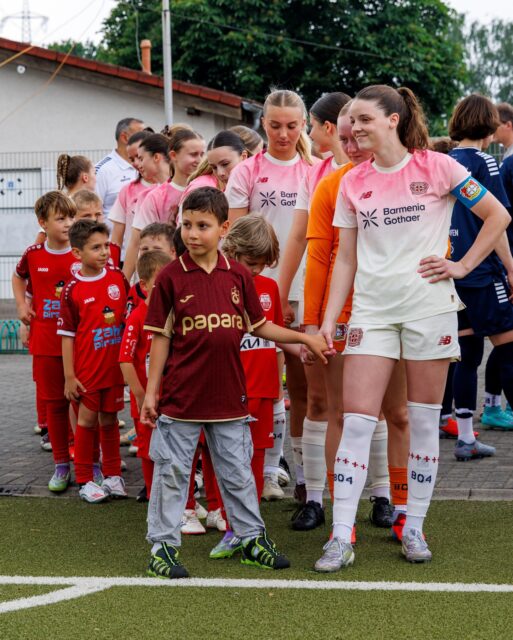 💙🤍 𝘿𝙖𝙣𝙠 𝙖𝙣 𝙪𝙣𝙨𝙚𝙧𝙚 𝙀𝙞𝙣𝙡𝙖𝙪𝙛𝙠𝙞𝙣𝙙𝙚𝙧
Beim letzten Heimspiel der Saison gegen die U23 der @bayer04frauen hatten wir tatkräftige Unterstützung beim Einlaufen vom Nachwuchs der DJK-RW SG Hillen @sghillen.jugend .
📸 @h3vestfoto
📸 @ric.baumert
#FFCB04
#frauenfussball
#team
#gemeinsam
#nurderffc