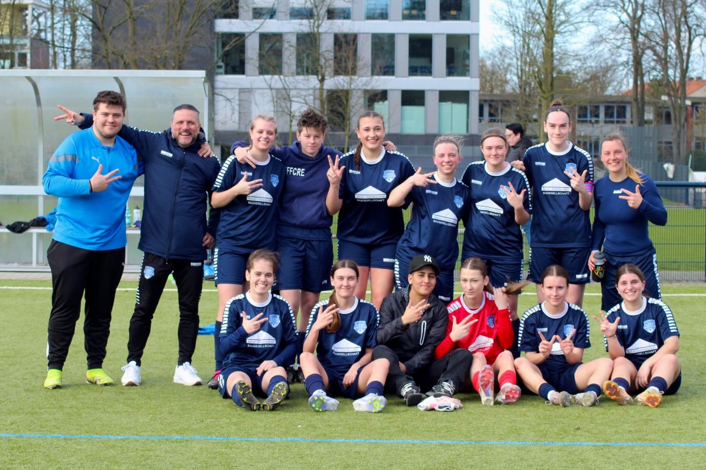 💙🤍 𝙁𝙁𝘾 𝙁𝙧𝙖𝙪𝙚𝙣 𝙄𝙄 𝙢𝙞𝙩 𝘼𝙪𝙨𝙬𝙖̈𝙧𝙩𝙨𝙨𝙞𝙚𝙜 💯

Viel Kampfgeist und ein bisschen Glück...?

Erneut holt sich die Zweitvertretung des 1.FFC 3️⃣ Punkte, erneut knapp, aber verdient. 

Wir geraten nach 15 min in Rückstand ... das 9er Feld ist anfälliger für Fehler … gleichen aber 20 Minuten später aus und gehen im Anschluss noch vor der Halbzeit mit 2:1 in Führung. 

Marl legt nochmal nach, bis wir das verdiente 3:2 in der 82. abliefern. Die Phase bis zum Abpfiff ist dann wackelig, der Gegner rückt mehrmals gefährlich in unseren Torraum, aber wir bleiben dran und nehmen auch hier 3 Punkte mit nach Haus.

Mit diesem Sieg festigen wir in der Tabelle den 3. Platz … und sind bereit für mehr 😜

#frauenfussball #kreisliga #team #gemeinsam #1ffcrecklinghausen