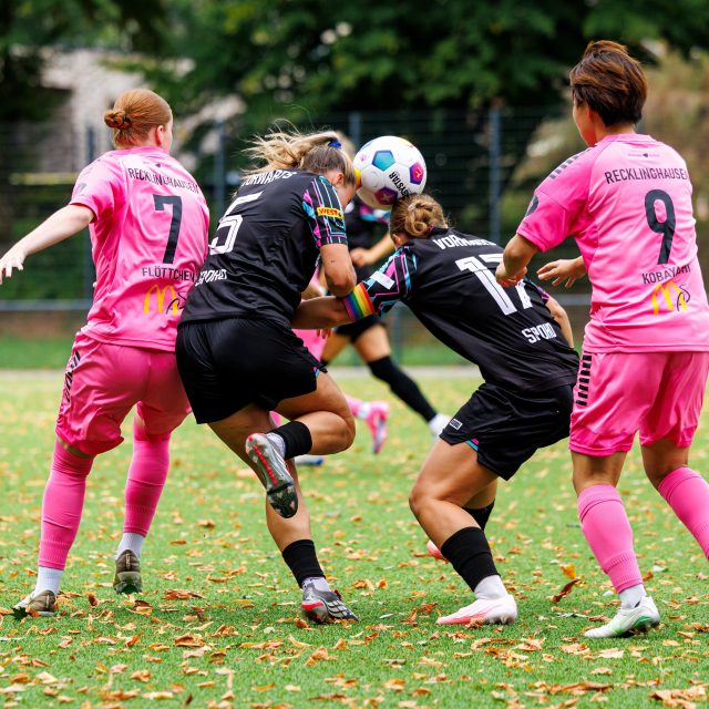 💙🤍 𝙃𝙚𝙞𝙢𝙨𝙞𝙚𝙜 𝙪𝙣𝙙 𝙏𝙖𝙗𝙚𝙡𝙡𝙚𝙣𝙛𝙪̈𝙝𝙧𝙪𝙣𝙜 🥳

Grandioser Saisonstart für unsere Frauen in der Regionalliga West. 
👉 Spieltag 2
👉 Sieg 2 
👉 Punkte 6
👉 Tore 11:3

Auf den Auswärtssieg in Bottrop ließ der FFC einen hochverdienten 5:1 #Heimsieg gegen die @vorwaertsspoho98_frauen folgen.

Die neuen pinken Trikots scheinen unseren Mädels zusätzlichen Schwung zu verschaffen. Über die gesamte Spielzeit dominierte das #Team von Björn Sobotzki und Claudius Glania die Partie und zeigte im Walter-Nilius-Sportpark in Oer-Erkenschwick eine sehr ansprechende #Leistung.

Hier ein erster Bilderbogen:
📸 @ric.baumert 

————-

@dombaugmbh
@caseapartments 
@bauenundleben 
@experka_ 
@mcdonaldsde 
@derbystar