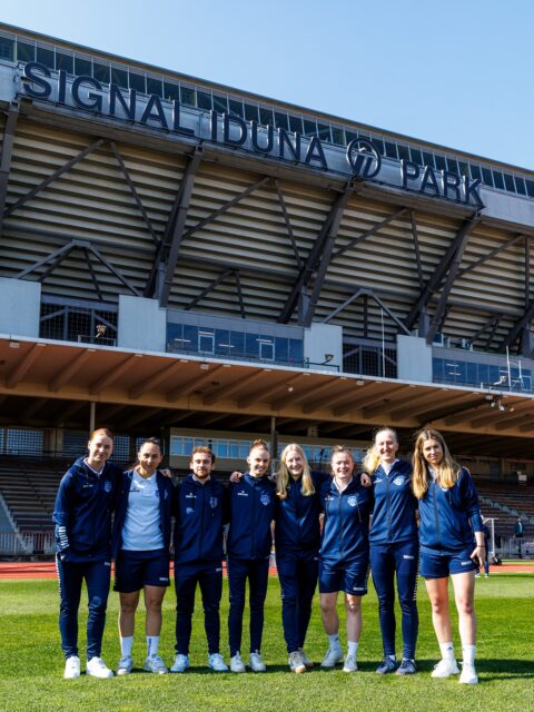 𝙁𝙁𝘾 𝙩𝙧𝙤𝙩𝙯𝙩 𝙙𝙚𝙢 𝘽𝙑𝘽 𝙫𝙤𝙧 𝙜𝙧𝙤𝙨𝙨𝙚𝙧 𝙆𝙪𝙡𝙞𝙨𝙨𝙚 𝙡𝙖𝙣𝙜𝙚

💙🤍 Bei Kaiserwetter waren unsere Frauen zu Gast bei den @bvb09frauen. Das Stadion Rote Erde mit knapp 1.800 Zuschauern bot eine prächtige Kulisse. Die Gastgeberinnen liefen zum 100-jährigen Jubiläum des Stadions Rote Erde mit Sondertrikot auf. 

Mit Einlaufkindern an der Hand ging’s voll motiviert auf den gut gewässerten Rasen.
Kapitänin @kathi_prinz_ machte das Team nochmal heiß. 

Das Team von Cheftrainer Björn Sobotzki zeigte sich von Beginn an kämpferisch und bot dem Aufstiegsaspiranten die Stirn.

Der BVB agierte sehr ballsicher und mit klarem Zug zum Tor, sie wollten schnell das erste Tor, was in Minute 14 dann auch gelang.

Davon noch unbeeindruckt hielt der FFC die gesamte erste Halbzeit bärenstark dagegen und nahm als Ergebnis einer großen Teamleistung den knappen Rückstand mit in die Kabine. 💪🏼

Das Ziel für Halbzeit 2 war klar: den BVB weiter ärgern und womöglich sogar mit einem eigenen Treffer überraschen.

Bis zur 65. min gelang das auch sehr gut, so lange blieb es bei dem knappen 1:0 für den BVB.

Nach personellen Wechseln auf beiden Seiten veränderte sich das Spiel dann jedoch auf die Seite der in schwarz spielenden Dortmunderinnen. In Minute 65 folgte das 2:0 für den BVB. 

Die Einwechslung von Stürmerin Rita Schumacher zeigte in der Folge spürbar Wirkung. Der Druck des BVB nahm mit dem 2:0 im Rücken deutlich zu. 

Dennoch gelang unserer Larissa Henkel  @_lxrissa_07 ein sehr schönes Kopfballtor, was unglücklicherweise vom Schiedrichterteam nicht anerkannt wurde (Stürmerfoul an Torhüterin). Das Tor hätte nochmal Spannung erzeugt.

Stattdessen folgten von in den letzten 15 Minuten nochmal 4 Treffer der BVB-Frauen zum am Ende leider deutlich zu hohen 6:0-Sieg.

👉 Glückwunsch den @bvb09frauen 👍

📸 @ric.baumert 

@bele_construction_gmbh 
@derbystar 
@mcdonaldsde