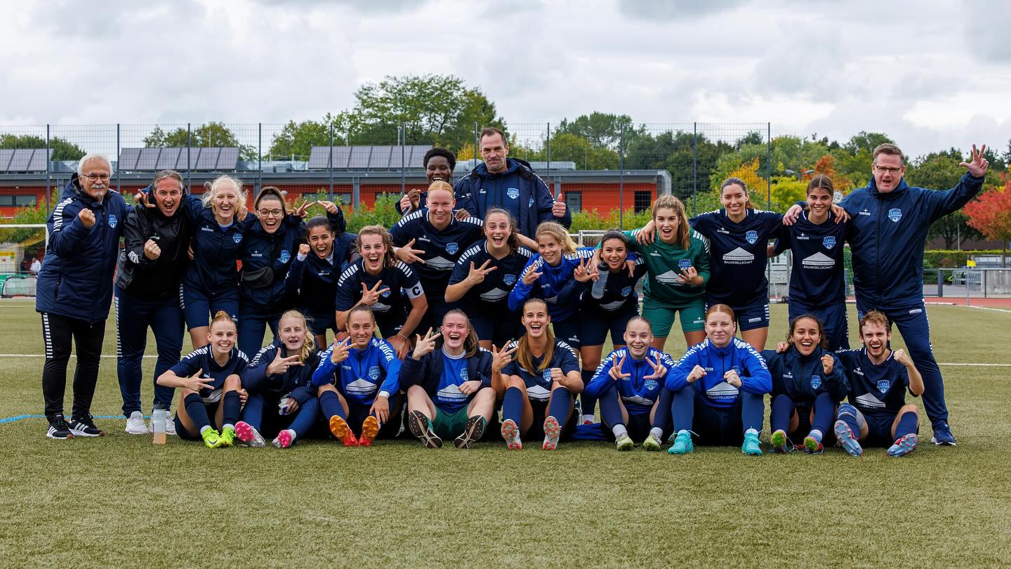 💥 𝗚𝗦𝗩 𝗠𝗼𝗲𝗿𝘀 - 𝗙𝗙𝗖 𝟮:𝟰💥
Unsere Frauen holen in der Regionalliga West drei wichtige #Punkte mit einem am Ende souveränen 2:4-Auswärtssieg beim Aufsteiger GSV Moers @gsv_frauen_1
Nach einem frühen #Rückstand musste sich das Team, das an der Seitenlinie wieder von Clubchef Andreas Krznar @cro_krznar und Co-Trainer Johannes Brune-Gringmuth @johannesbrune betreut wurde, erstmal schütteln.
Die gesamte erste Halbzeit tat sich der FFC sehr schwer im Spielaufbau und kreierte nur wenige gefährliche Chancen.
Wieder einmal war es Vanessa Kniszewski @vanessaknzi , die den Knoten löste und mit einem beherzten Direktschuss von der Strafraumkante den Ausgleich erzielte.
Die Halbzeit-Ansprache in der Kabine war wohl deutlich … ab Minute 46 präsentierte sich unser #Team #selbstbewusst und #aggressiv gegen den Ball.
In Minute 51 und 54 dann der #Doppelschlag für den FFC durch Hjördis Nüsken @hjoenue und Jennifer Moses @_jenny.ms
Mit dieser Führung im Rücken ließ es sich dann deutlich sicherer aufspielen.
Die @gsv_frauen_1 wollten unbedingt den Anschlusstreffer, spielten offensiver.
Merle Kümmel @mxrlx_20 machte in der 70. min dann aber kurzen Prozess und erhöhte nach einer maßgeschneiderten Flanke per #Kopf auf 1:4.
Die Gastgeberinnen erzielten noch den Anschlusstreffer. Am Ende blieb es bei einem insgesamt verdienten #Auswärtssieg und + 3 Punkten in der Tabelle. 💪🏼
💙🤍 Glückwunsch dem gesamten Team auf und neben dem Platz 💙🤍
🍀🍀🍀 Gute Besserung unserer Hannah Klokkers @hannah.klkkrs , die sich bei einem Luftzweikampf verletzt hat 🍀🍀🍀
📸 @ric.baumert
#frauenfussball #regionalliga #1ffcre #nurderffc #auswärtssieg #team #3punkte #bele_construction_gmbh #derbystar #mcdonaldsde
@bele_construction_gmbh
@derbystar
@mcdonaldsde
@frankzeising_official