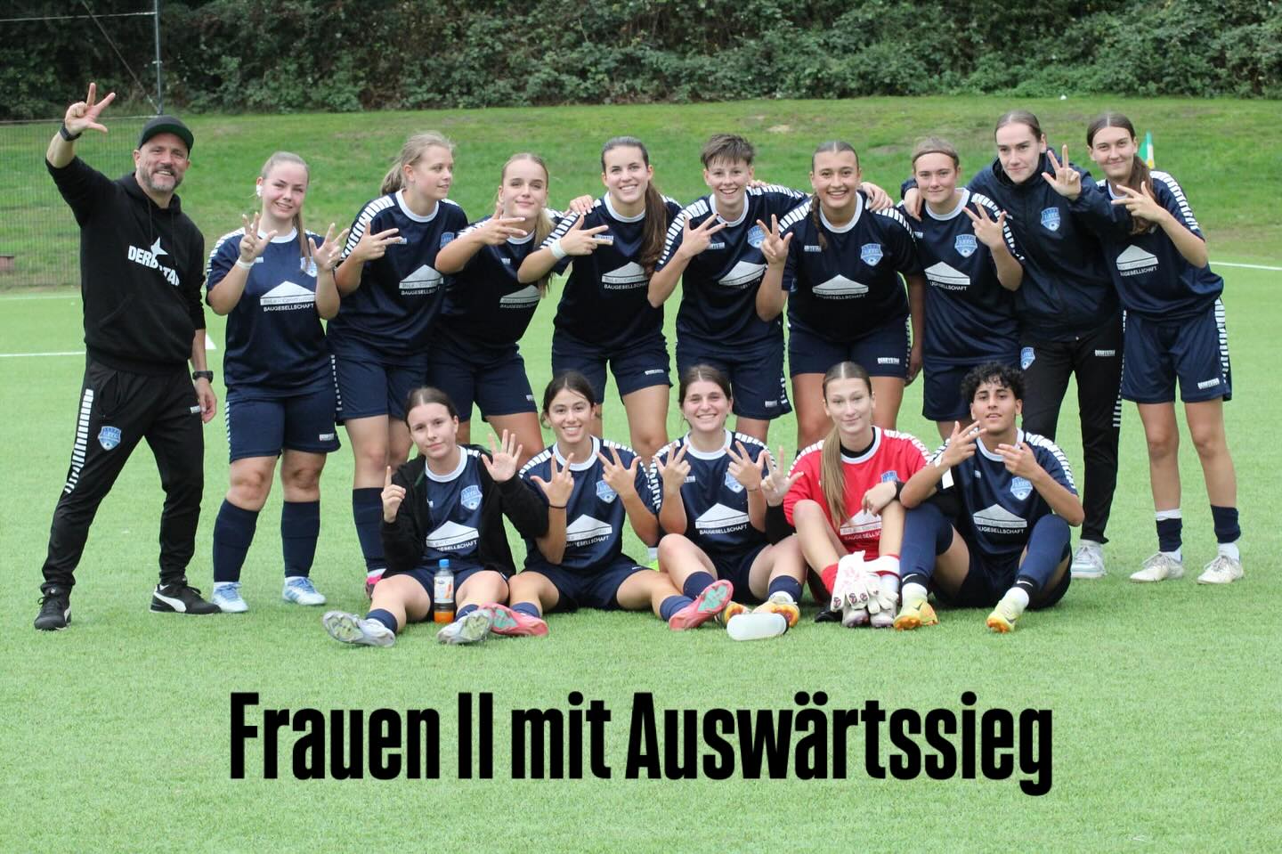 💙🤍 𝗔𝘂𝘀𝘄𝗮̈𝗿𝘁𝘀𝘀𝗶𝗲𝗴 𝗱𝗲𝗿 𝗙𝗿𝗮𝘂𝗲𝗻 𝗜𝗜 💥
Der FFC feiert auch sein zweites Frauenteam, das auf fremdem Platz erfolgreich war.
🎙️ Cheftrainer Marc van de Weyer:
„3ter 3er in Folge! Mega, erneut können wir uns über einen #Auswärtssieg und damit aktuell den dritten Platz in der #Liga freuen.
Nächste Woche geht’s allerdings mit einem harten Stück Arbeit im Heimspiel am #Hohenhorst gegen Ickern weiter...“
👏 Glückwunsch dem Team 💪🏼
#frauenfussball #kreisliga #ffc #nurderffc #team #gemeinsam #recklinghausen #bele_construction_gmbh #derbystar #mcdonaldsde
@bele_construction_gmbh