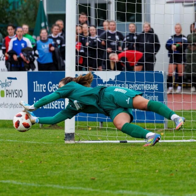 💥 📸 #𝗠𝗘𝗖𝗙𝗙𝗖 💙🤍

Emotionaler #Auswärtssieg der Extraklasse für unsere Frauen 

Am Spieltag 7 der #Regionalliga West gastierte der FFC in Münster bei Wacker Mecklenbeck @wackerdamenolf.

Mit neuem Trainerteam an der Seitenlinie gelang ein furioser Start. 
#Doppelpack durch Jennifer Moses @_jenny.ms in Minute 6 und 14 jeweils nach tollen Vorlagen.

Mit dieser Führung im Rücken legte das Team von Neu-Cheftrainer Björn Sobotzki einen selbstbewussten Auftritt hin, erspielte sich weitere gute Möglichkeiten und verteidigte leidenschaftlich den eigenen Kasten.

In der 52. min gelang den Münsteranerinnen der Anschlusstreffer durch ein unglückliches Eigentor.

Davon unbeeindruckt spielten unsere Frauen weiter offensiv nach vorn und hatten in der 89. min durch Nick Barnes @nick.brns die große Chance zum 3:1. 

💥 Was dann passierte, wird noch lange im Gedächtnis bleiben:

Tief in der #Nachspielzeit grätschte Erica @ericacunningham__ an der eigenen Strafraumkante resolut gegen Ball und Spielerin … die Schiedsrichterin pfiff … #Elfmeter.

Elfmeter in der 95. min bei Spielstand 1:2. Was ein Drama. 😱

Emotion … 
Nervosität … 
Anspannung … 

💥 Carlotta Sesjak pariert 💥

Nervenstark sichert @carlottasesjak dem Team den so wichtigen Auswärtssieg und 3 weitere Punkte in der Tabelle - großartig 👏👏👏

📸 @ric.baumert 

#frauenfussball #regionalligawest #recklinghausen #mecklenbeck #auswärtssieg #3punkte #team #gemeinsam #bele_construction_gmbh #derbystar #mcdonaldsde

@bele_construction_gmbh 
@derbystar 
@mcdonaldsde