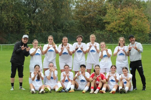 💙🤍 Heimspiel - Heimsieg 💙🤍

Auch unsere Zweitvertretung punktet im 6.ten Ligaspiel erneut und zieht punktgleich mit Platz 2. 💪⚽

In einem relativ eindeutigen Spiel setzen wir uns  mit 5:1 gegen TSV Marl Hüls durch. Eine kurzfristige wackelige Phase zu Beginn der zweiten Hälfte endet mit dem Anschluss Treffer von Hüls, den wir aber quasi direkt mit dem anschließenden Anstoß zum 3:1 abklemmen. Danach noch zwei sehenswerte Distanz Tore aus dem Spiel und einem Standard und der Ligatag war  unser. 🔥🔥

Alle Teams des FFC konnten dieses Wochenende 3 Punkte einfahren!

#1ffcrecklinghausen #recklinghausen #frauenfussball #hohenhorstmädels