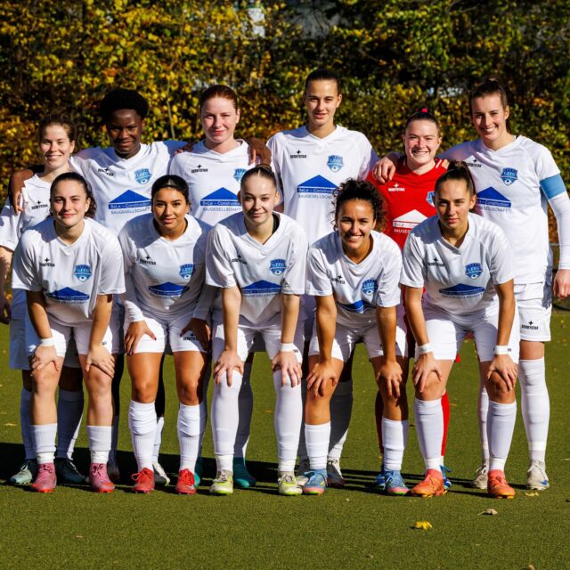 𝗥𝗲𝗴𝗶𝗼𝗻𝗮𝗹𝗹𝗶𝗴𝗮 #𝗦𝗚𝗦𝗙𝗙𝗖

Spieltag 11 - Auswärtsspiel 
Unsere Frauen mussten eine sehr unglückliche und insgesamt unverdiente 2:1-Niederlage in einem heftig umkämpften Spiel hinnehmen.

Beide Gegentore fielen nach fragwürdigen Entscheidungen des Schiedrichterteams.

Unsere Frauen kämpften bis zur letzten Sekunde und wurden fast mit dem Ausgleich belohnt.
Den Anschlusstreffer (Saisontreffer 7) erzielte die starke Jennifer Moses @_jenny.ms.

🥺 Vanessa Kniszewski @vanessaknzi verletzte sich nach einem harten Einsteigen der Essenerin schwer an der Schulter und konnte nicht weiter machen.
Gute Besserung Vanni 🍀🍀🍀

🔙 📸 @ricbaumert

#frauenfussball #regionalliga #team #derby #auswärtsspiel #gemeinsam #kunstrasen #bele_construction_gmbh #derbystar #mcdonaldsde 

@bele_construction_gmbh 
@derbystar
@mcdonaldsde