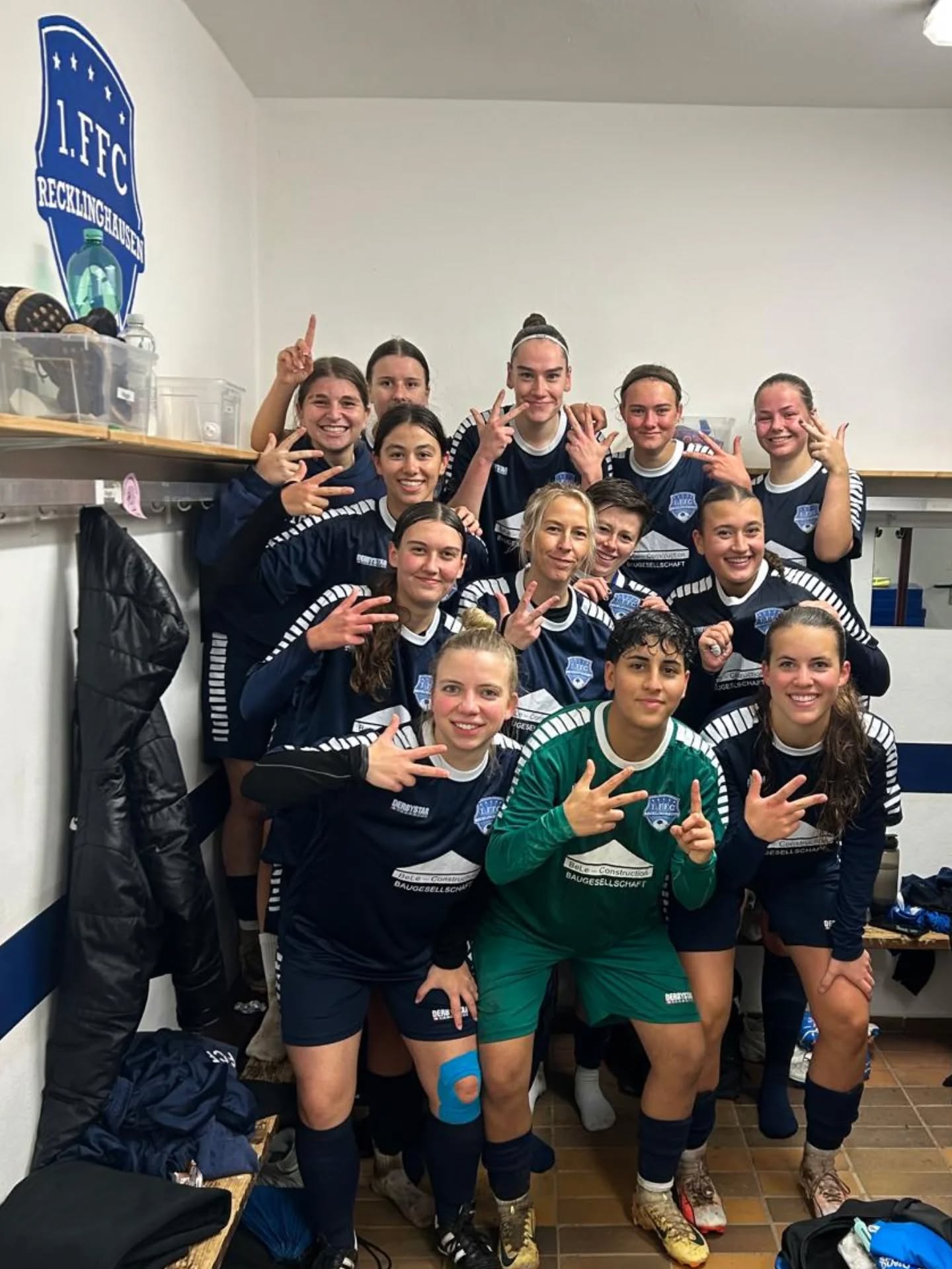 ❌ Spielabbruch am 26.10 😳

In einem relativ eindeutigen Spiel schlagen wir den VfB Hüls mit 6:1. Bereits in den ersten 10 minuten gehen wir 3:0 in Führung. Zur Halbzeit steht es 6:1. 💪

Das Spiel wurde frühzeitig in Minute 78 abgebrochen, der Platz war nicht mehr bespielbar. ❌❌

Aber das Ergebnis bis dahin geht in Ordnung, auch wenn wir in Hälfte Zwei einen Gang rausgenommen und noch Chancen für weitere Tore gehabt haben...

Nächste Station ist Teutonia Schalke! 

#1ffcrecklinghausen #recklinghausen #frauenfussball #hohenhorstmädels