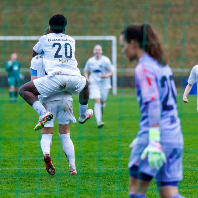⚽️ 𝗥𝗲𝗴𝗶𝗼𝗻𝗮𝗹𝗹𝗶𝗴𝗮 #𝗙𝗙𝗖𝗦𝗣𝗢 ⚽️

Einen Fußball-Fight auf nassem tiefen Geläuf lieferten sich unsere Frauen mit den Gästen von @vorwaertsspoho98_frauen am vergangenen Sonntag.

Im heimischen Stadion Hohenhorst reichte es am Ende für einen Punkt. 

Nach einer umkämpften und torlosen ersten Halbzeit (0:0) wurde es in Halbzeit 2 emotional.

In der 50. min erkämpfte Hanna Klokkers @hannah.klkkrs einen Strafstoß, den Kathi Prinz @kathi_prinz_ äußerst souverän verwandelte. Die Freude über die verdiente Führung war riesengroß.

Doch nur 5 min später erzielten die Gäste aus Köln den Ausgleich.

Unser Trainerteam peitschte die Frauen unermüdlich nach vorn, Spoho tat das gleiche. Es entwickelte sich ein spannender Schlagabtausch.

Am Ende blieb es beim 1:1 und einer fairen Punkteteilung.

🍀🍀🍀 Gute Besserung unserer Julia Flöttchen @julia.flttn, die sich bereits in Halbzeit 1 bei einem Zweikampf an der Seitenlinie unglücklich am Oberschenkel verletzte und humpelnd den Platz verlassen musste. 🍀🍀🍀

🔙📸 @ric.baumert 

#frauenfussball #recklinghausen #spohoköln #team #regionalliga #regionalligawest #stadionhohenhorst #rasenplatz #heimspiel #bele_construction_gmbh #derbystar #mcdonaldsde

@bele_construction_gmbh 
@derbystar
@mcdonaldsde