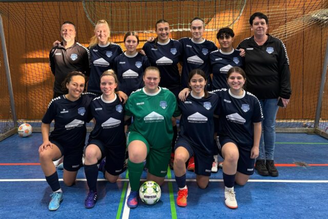 ⚽️ 𝗛𝗮𝗹𝗹𝗲𝗻-𝗞𝗿𝗲𝗶𝘀𝗺𝗲𝗶𝘀𝘁𝗲𝗿𝘀𝗰𝗵𝗮𝗳𝘁𝗲𝗻 𝟮𝟬𝟮𝟲 ⚽️
Ausrichter: SV Schermbeck
12 Teams
3 Gruppen
Der 1. FFC Recklinghausen startete heute mit einem gemischten Team (Frauen II unterstützt von 2 Spielerinnen der Frauen I) in die Saison und erspielte sich bei den Kreismeisterschaften in der Halle den 4. Platz.
Marc van de Weyer und Nadine Krafczyk sahen an der Seitenlinie spannende Spiele.
Das beste Spiel gelang unseren Mädels im Viertelfinale gegen die starke Konkurrenz von Concordia Flaesheim und endete nach 9m-Schießen 4:3 für den FFC.
Im Halbfinale und Spiel um Platz 3 (9m-Schießen) fehlten ein paar Körner und das notwendige Glück vom Punkt.
Die Stimmung im Team war dennoch gut.
💙🤍 Danke Mädels und Glückwunsch zum 4. Platz 🤝
#frauenfussball #team #recklinghausen #gemeinsam #kreismeisterschaften
@bele_construction_gmbh
@derbystar
@mcdonaldsde
@1.ffc_recklinghausen_frauen_2