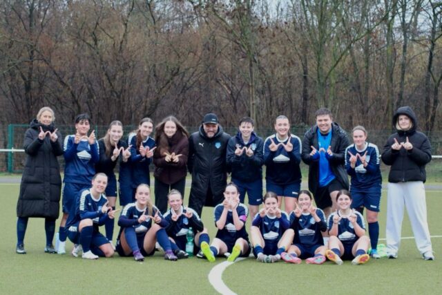 💙🤍 𝙁𝙁𝘾 𝙁𝙧𝙖𝙪𝙚𝙣 𝙄𝙄 𝙨𝙩𝙖𝙧𝙩𝙚𝙣 𝙨𝙞𝙚𝙜𝙧𝙚𝙞𝙘𝙝 💯

Verdienter 3er zum Auftakt der #Rückrunde!

Unsere Zweitvertretung der FFC Frauen konnte am ersten Spieltag der Rückrunde verdiente 3 Punkte mitnehmen. Nach einer klaren ersten Halbzeit für Team Blau gehen wir mit einem 2:0 in die Pause. Der Gegner wirkte gefrustet und es war klar, dass da mehr kommt in Halbzeit zwei. 

Nach einem Gegentor zum 2:1 und zunehmender Härte, spielte sich der 1.FFC noch ein sehenswertes 3:1 heraus. 

Zum Ende wurde es noch mal eng- der Gegner verkürzt auf 3:2 und nimmt zu weiterem Druck noch mehr Härte ins Spiel, aber Team Blau 💙 blieb standhaft. 

🔜 Nächsten Sonntag gehts nach Marl ✊

#frauenfussball #kreisliga #heimsieg #team