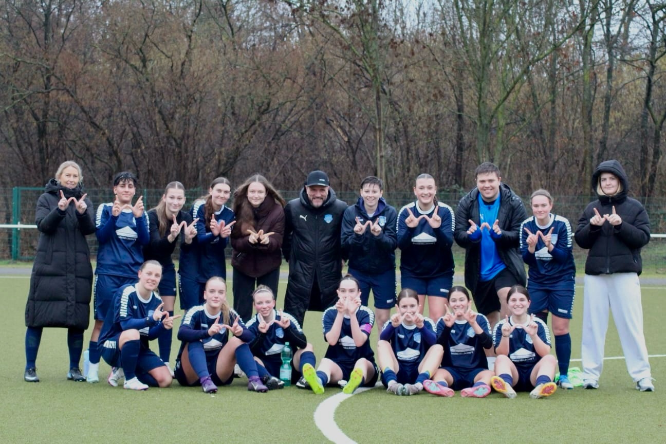 💙🤍 𝙁𝙁𝘾 𝙁𝙧𝙖𝙪𝙚𝙣 𝙄𝙄 𝙨𝙩𝙖𝙧𝙩𝙚𝙣 𝙨𝙞𝙚𝙜𝙧𝙚𝙞𝙘𝙝 💯

Verdienter 3er zum Auftakt der #Rückrunde!

Unsere Zweitvertretung der FFC Frauen konnte am ersten Spieltag der Rückrunde verdiente 3 Punkte mitnehmen. Nach einer klaren ersten Halbzeit für Team Blau gehen wir mit einem 2:0 in die Pause. Der Gegner wirkte gefrustet und es war klar, dass da mehr kommt in Halbzeit zwei. 

Nach einem Gegentor zum 2:1 und zunehmender Härte, spielte sich der 1.FFC noch ein sehenswertes 3:1 heraus. 

Zum Ende wurde es noch mal eng- der Gegner verkürzt auf 3:2 und nimmt zu weiterem Druck noch mehr Härte ins Spiel, aber Team Blau 💙 blieb standhaft. 

🔜 Nächsten Sonntag gehts nach Marl ✊

#frauenfussball #kreisliga #heimsieg #team