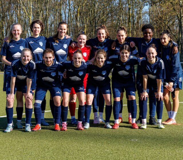 💙🤍 7:4-𝙏𝙚𝙨𝙩𝙨𝙥𝙞𝙚𝙡𝙨𝙞𝙚𝙜 𝙙𝙚𝙧 𝙁𝙧𝙖𝙪𝙚𝙣 𝙄 💯
Was für eine grandiose „Winterpause“.
Nach den Erfolgen gegen Freudenberg, Hessen Kassel, Schalke 04, MSV Duisburg sowie dem FC Iserlohn erspielte sich das Team von Björn Sobotzki und Claudius Glania am Sonntag ein beachtliches 7:4 (4:0) gegen den Ligakonkurrenten Borussia Mönchengladbach II.
Trotz schmalem Kader (nur 13 Spielerinnen fit) trumpfte der FFC in Halbzeit 1 mit schnellem schnorkellosem Angriffspiel auf und erzielte 4 schöne Tore.
In Halbzeit 2 konnten die Gäste aus einem zwischenzeitlichen 5:0 für den FFC mit konzentrierter Leistung ein 5:3 machen.
Das schmeckte unserem Coach natürlich gar nicht und heizte seinen Mädels ordentlich ein.
Er musste gar nicht lange warten und es stand 7:3 für den FFC. Bravo 💙🤍
Endstand 7:4
Herzlichen Glückwunsch dem gesamten Team 👌
Fotorückblick 📸 @ric.baumert
#frauenfussball #team #testspiel #heimspiel #leusberg
@bele_construction_gmbh
@derbystar
@mcdonaldsde