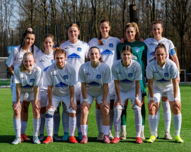 💙🤍 𝙎𝙤𝙪𝙫𝙚𝙧𝙖̈𝙣𝙚𝙧 𝙏𝙚𝙨𝙩𝙨𝙥𝙞𝙚𝙡𝙨𝙞𝙚𝙜 #𝙈𝙎𝙑𝙁𝙁𝘾 💯

Der #Flow unserer Frauen geht weiter. Mit einer starken Leistung besiegte das Team von Björn Sobotzki und Claudius Glania die @msv_duisburg_frauen mit 5:2.

Damit kann der FFC auf eine äußerst angenehme und erfolgreiche Winterpause zurückblicken.

Mit @margheritasantamaria und @sophiie.neu sind zudem zwei Langzeitverletzte zurück auf dem Platz und durften ihre ersten Spielminuten absolvieren.
Die Freude darüber ist riesig.

Auch @kathi_prinz_ und @julia.flttn haben ihre Verletzungen überstanden und sind bereit für die am Sonntag startenden Spiele der #Regionalligawest.

Hier ein Bilderbogen aus Duisburg:

📸 @ric.baumert 

@bele_construction_gmbh 
@derbystar
@mcdonaldsde