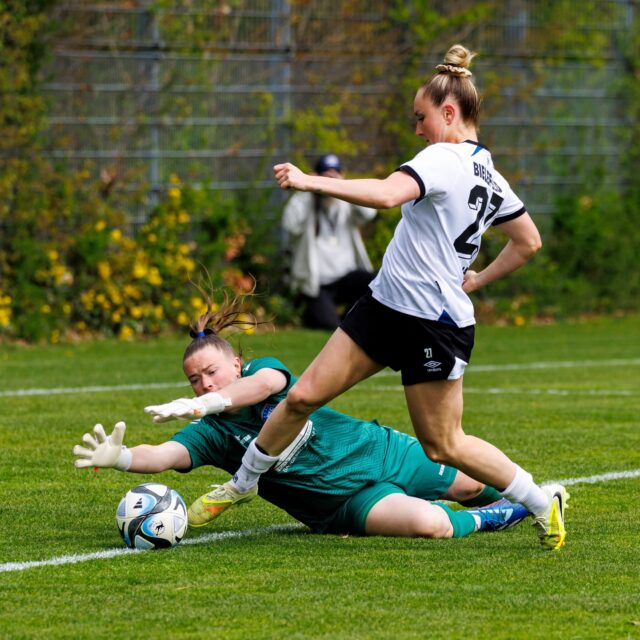 💙🤍 𝙍𝙚𝙜𝙞𝙤𝙣𝙖𝙡𝙡𝙞𝙜𝙖 #𝘽𝙄𝙀𝙁𝙁𝘾 

Spieltag 19 - Zu Gast beim Tabellendritten

Nach der 2:4-Niederlage in der Edimedien-Arena an der Postheide schauten unsere Mädels bedröppelt aus der Wäsche.

"Da war heute tatsächlich mehr drin", so das Fazit.

Der FFC trat wieder äusserst selbstbewusst auf und agierte gegen die @arminiafrauen bis zum Abpfiff lange auf Augenhöhe.

Der Lohn war die 1:0 Führung in der 12. Minute durch @gizem_kilic_10 .

Mit einem 1:1-Pausenstand ging man zufrieden in die Pause.

In Halbzeit 2 erspielten sich beide Teams einige Chancen, es blieb aber bis zur 70. bei dem Unentschieden.

Dann aber nutzten die Gastgeberinnen ihre Chancen eiskalt und erhöhten innerhalb von 9 Minuten auf 3:1, u.a. mit einem starken direkten Freistoßtreffer.

@kathi_prinz_ verkürzte in der 85. mit einem sehenswerten Schuss zum 2:3, ehe Bielefeld in der 85. den Schlusstreffer zum 4:2 erzielte.

Trotz der Niederlage war es ein gutes Spiel des FFC, auf dem man nun aufbauen kann.

Am nächsten Spieltag erwartet man am Hohenhorst die Mädels von Mecklenbeck @wackerdamenolf . 🍀🍀🍀

📸 @ric.baumert 

@bele_construction_gmbh 
@derbystar
@mcdonaldsde