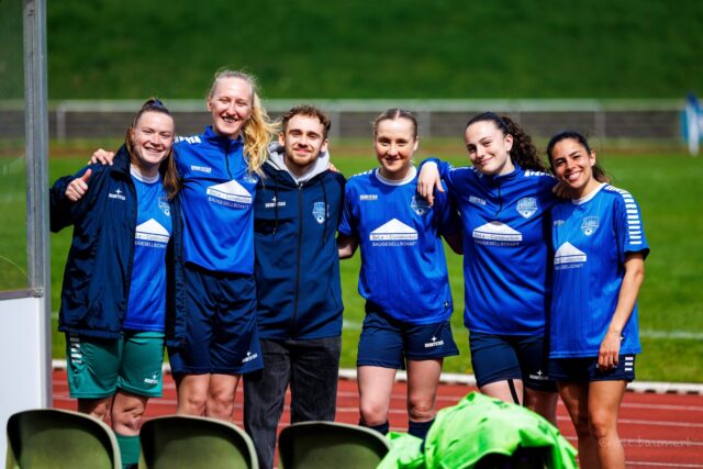 💙🤍 𝙂𝙪𝙩𝙚 𝙎𝙩𝙞𝙢𝙢𝙪𝙣𝙜 𝙗𝙚𝙞𝙢 𝙁𝙁𝘾 💯

Die letzte unglückliche und punktetechnisch schmerzhafte 0:1-Heimniederlage gegen Wacker Mecklenbeck ist nun aufgearbeitet und abgehakt.

Morgen (Do 23.04.) geht‘s schon weiter mit dem Pokalspiel auf Kreisebene gegen die Bezirksliga-Frauen vom VfB Hüls @vfbhuels.frauen1 

Und dort wird es direkt ein Wiedersehen geben mit Johannes Brune-Gringmuth @johannesbrune (zu Saisonbeginn noch Co-Trainer unserer Frauen I), der nun das Frauenteam des kommenden Gegners coacht.

👉 Kommt gerne vorbei und unterstützt unsere Frauen, sie freuen sich auf Euch 😀

📌  Evonik Sportpark
  Paul-Baumann-Straße
  Marl

⚽️ Anstoß 19:00 Uhr

#frauenfussball #recklinghausen #kreispokal #team #derby