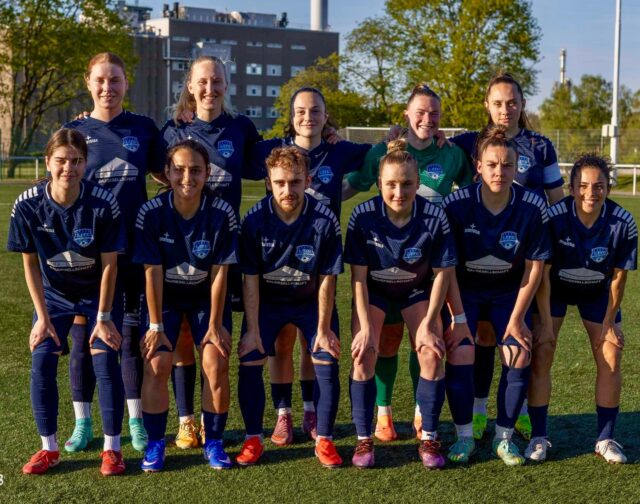 💙🤍 𝙀𝙞𝙣𝙯𝙪𝙜 𝙞𝙣𝙨 𝙆𝙧𝙚𝙞𝙨𝙥𝙤𝙠𝙖𝙡𝙛𝙞𝙣𝙖𝙡𝙚 🥳

Im Halbfinale des diesjährigen Kreispokals waren unsere Frauen zu Gast in Marl und trafen auf die @vfbhuels.frauen1 .

Bei herrlichem Wetter holte der FFC einen ungefährdeten 4:0-Sieg und zog damit souverän in das Finale ein.

Das Trainerteam Sobotzki und Glania schonte bei diesem Spiel zahlreiche Stammspielerinnen, da Sonntag das nächste sehr wichtige Regionalligaspiel ansteht.

Hüls agierte sehr defensiv, sodass die Tore zunächst auf sich warten ließen.

Dann aber, ab Minute 30, schlugen unsere Frauen zu und erzielten in 6 Minuten drei Treffer und gingen mit einem 3:0 in die Halbzeit.

In Halbzeit 2 verteidigte Hüls dann mit allen Spielerinnen im eigenen Strafraum, so dass der FFC kaum Platz fand.

Ein weiteres Tor sollte aber noch gelingen.

Glückwunsch Mädels 👏 zum Einzug ins #Finale.

Hier ein paar Eindrücke vom Spiel
👉 Danke lieber Hans für die Bilder
📸 @h3vestfoto 

@bele_construction_gmbh 
@Derbystar
@mcdonaldsde