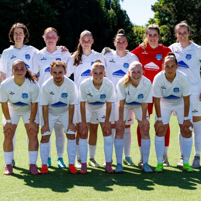 💙🤍 𝙁𝙁𝘾 𝙜𝙚𝙬𝙞𝙣𝙣𝙩 6:1 𝙗𝙚𝙞 𝙎𝙥𝙤𝙝𝙤 𝙆𝙤̈𝙡𝙣
Mit einer souveränen Vorstellung 💪🏼 holten sich unsere Frauen am vorletzten Spieltag bei Sommerwetter ☀️ den nächsten 3️⃣er.
Das Team von Cheftrainer Björn Sobotzki und Co-Trainer Claudius Glania startete stark und ging bereits in der 8. Minute in Führung.
Bis zur Pause erhöhten 📈 sie eindrucksvoll auf 4:0 und durften sich zufrieden in der Kabine abkühlen. 💦
Kurz nach Wiederbeginn verkürzten die @vorwaertsspoho98_frauen auf 1:4 und traten im Anschluss auch deutlich selbstbewusster auf.
Der FFC ließ dank unserer Nr. 1 @carlottasesjak und stabiler Abwehr keinen weiteren Gegentreffer zu und erzielte selbst noch zwei sehenswerte Tore zum 6:1-Auswärtssieg.
0:1 Vanessa Kniszewski
0:2 Sena Lukovic
0:3 Nick Barnes
0:4 Kathi Prinz
1:4
1:5 Nick Barnes
1:6 Kathi Prinz
🔙📸 @ric.baumert
@bele_construction_gmbh
@derbystar
@mcdonaldsde