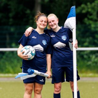 💙🤍 𝙋𝙪𝙣𝙠𝙩 𝙜𝙚𝙜𝙚𝙣 𝙇𝙚𝙫𝙚𝙧𝙠𝙪𝙨𝙚𝙣 ❗️

Am letzten #Spieltag der Saison empfingen unsere Frauen die U23 der @bayer04frauen .

Am Ende stand es 3:3 und der FFC konnte dank eines starken Kopfballs von @kathi_prinz_ in der 94. min noch einen Punkt in Recklinghausen behalten.

Richtig glücklich war der #FFC dennoch nicht, hatte man doch bereits nach 11 Min mit 2:0 in Führung gelegen und diesen Stand auch mit in die Halbzeit genommen.

In Halbzeit 2 drehten die Gäste das Spiel und gingen mit einem Doppelschlag in der 82./83. min mit 2:3 in Führung. 

Der Frust saß tief … aber sich ergeben war keine Option.

Angetrieben von der Seitenlinie nahmen unsere Mädels ihr #Herz in die Hand und erhöhten das Tempo.
Einen Freistoß in der Nachspielzeit zirkelte @vanessaknzi wunderbar auf den Kopf von @kathi_prinz_ , die perfekt ins lange Eck traf.

Ausgleich 3:3 und nochmal einen Punktgewinn gegen eine Mannschaft der Top 5.

💪🏼 Glückwunsch Mädels für Platz 7 ❗️

🔙📸 @ric.baumert 

@bele_construction_gmbh 
@derbystar 
@mcdonaldsde