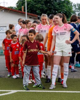💙🤍 𝘿𝙖𝙣𝙠 𝙖𝙣 𝙪𝙣𝙨𝙚𝙧𝙚 𝙀𝙞𝙣𝙡𝙖𝙪𝙛𝙠𝙞𝙣𝙙𝙚𝙧
Beim letzten Heimspiel der Saison gegen die U23 der @bayer04frauen hatten wir tatkräftige Unterstützung beim Einlaufen vom Nachwuchs der DJK-RW SG Hillen @sghillen.jugend .
📸 @h3vestfoto
📸 @ric.baumert
#FFCB04
#frauenfussball
#team
#gemeinsam
#nurderffc