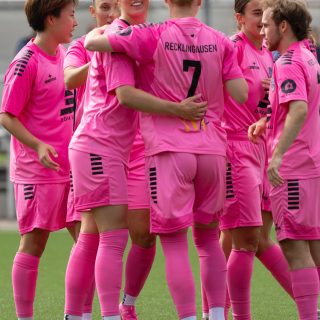 💙🤍 𝘽𝙤𝙘𝙠 𝙖𝙪𝙛 𝙎𝙥𝙞𝙚𝙡𝙩𝙖𝙜 2 😜

War das ein super Start in die neue Saison der Regionalliga West ?

Nach dem furiosen 6:2-Auswärtssieg in Bottrop sind unsere Mädels schon heiß auf das erste Heimspiel am kommenden Sonntag.

Hier noch ein paar Eindrücke aus Bottrop

📸 @h3vestfoto
📸 @ric.baumert 

@dombaugmbh 
@caseapartments 
@bauenundleben 
@mcdonaldsde 
@derbystar