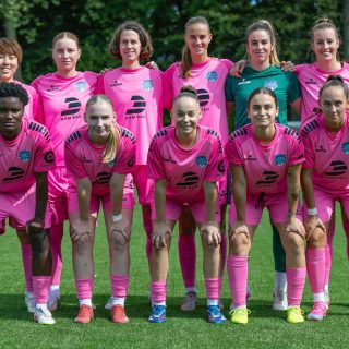 💙🤍 𝙎𝙥𝙞𝙚𝙡𝙩𝙖𝙜 3 - 𝘼𝙪𝙨𝙬𝙖̈𝙧𝙩𝙨𝙨𝙞𝙚𝙜 𝙞𝙣 𝙀𝙨𝙨𝙚𝙣

Unsere Frauen bauen ihre erfolgreiche Startserie in der #Regionalliga mit dem dritten 3️⃣er in Folge aus und behalten tatsächlich sogar die #Tabellenspitze … punktgleich mit dem BVB.

Selbstbewusst und zielstrebig erspielten sich die Mädels eine deutliche 3:0-Führung und hielten am Ende souverän die 0. 

Danke an Hans @h3vestfoto für die 
📸 Bilderserie.

—————-
@dombaugmbh 
@caseapartments 
@bauenundleben 
@experka_ 
@mcdonaldsde 
@derbystar 
@burghotel_volmarstein