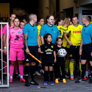 💙🤍𝙒𝙚𝙨𝙩𝙛𝙖𝙡𝙚𝙣𝙥𝙤𝙠𝙖𝙡 #𝘽𝙑𝘽𝙁𝙁𝘾

Es wird Zeit, unsere Mädels vom Spiel in Dortmund zu präsentieren.

Was für eine coole erste Halbzeit, große Leidenschaft vom Anstoß weg.
Mit einem denkbar knappen 1:0 für die @bvb09frauen  ging es in die Kabine. 

Wir zeigen euch eine erste Bilderreihe von 📸 @ric.baumert aus Halbzeit 1.

Weitere Bilder folgen … 

——-
@dombaugmbh 
@caseapartements
@bauenundleben
@burghotel_volmarstein 
@experka_ 
@derbystar
@mcdonaldsde