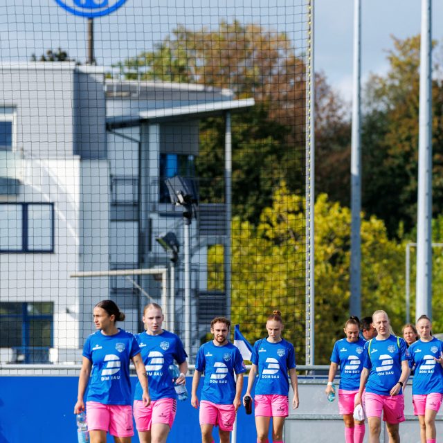 💙🤍 𝙎𝙥𝙞𝙚𝙡𝙩𝙖𝙜 5 #𝙎04𝙁𝙁𝘾

Leider leider … 
Am letzten Sonntag mussten unsere Frauen  bei den @s04frauen die erste #Niederlage in der diesjährigen Regionalliga-West hinnehmen. Halbzeit 1 auf Augenhöhe, Halbzeit 2 deutlich für Schalke.

Am Ende zeigte die Anzeigetafel ein deutliches 5:0 .. die Mädels waren bedient und enttäuscht … 

… nun heißt es Training ❗️und am nächsten Wochenende gegen Freudenberg die 3 Punkte im Heimspiel zu behalten.

📸 @ric.baumert 
______

@dombaugmbh 
@caseapartments 
@burghotel_volmarstein 
@mcdonaldsde 
@derbystar
@experka_ 
@bauenundleben